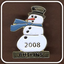 BUTLINS HOLIDAY CAMP CHRISTMAS RANGE XMAS SNOWMAN 2008 METAL PIN BADGE