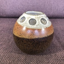 Iden Pottery, Rye, Round