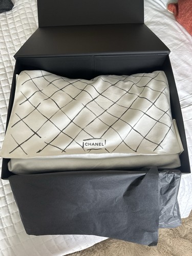 Chanel maxi black classic - chanel,