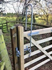 Hunting type gate latch bow