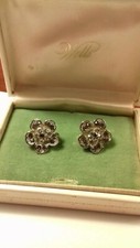 Vintage jewllery.earrings. Beautiful flower design. Clear stones. Pristine