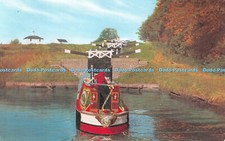 R545861 Britains Inland Waterways Narrow boats approaching Watford Locks Leicest