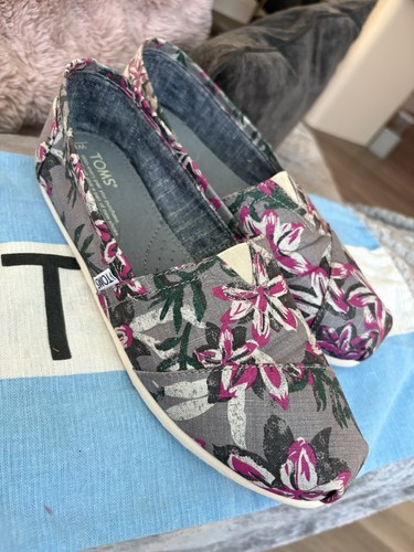 Toms size with dust bag - toms,
