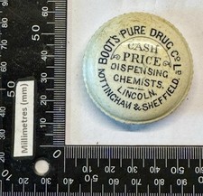 1895 BOOTS DISPENSING CASH CHEMIST Three Cities Button Pot Lid (K363)