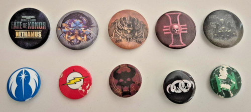 10x warhammer badges - badges,