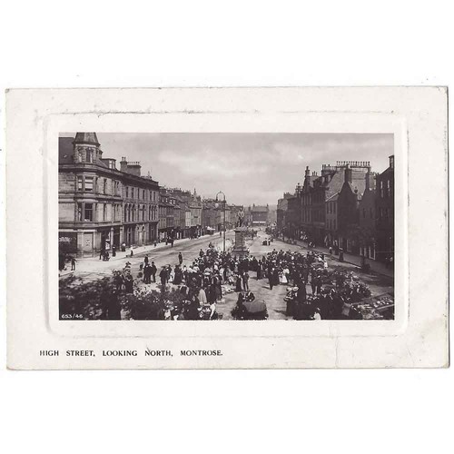 Montrose crowd high street - on,