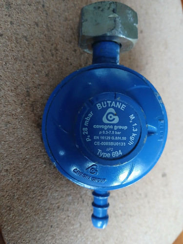 Butane gas regulator - screw, on
