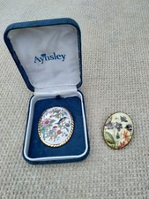AYNSLEY x2 BEAUTIFUL VINTAGE ~ WHITE  PORCLELIAN BROOCH WITH BIRD  BOXED ENG 🔵