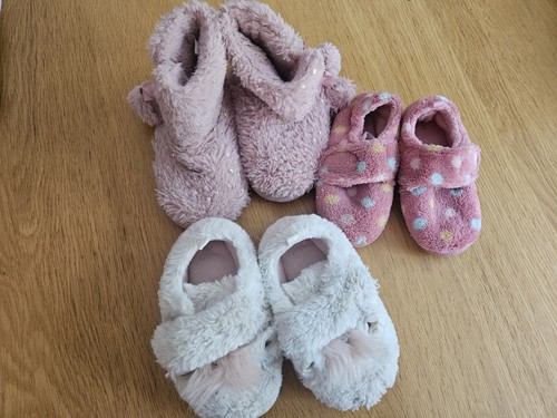 Girls slippers size white - size, 6-7.