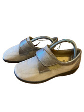 SHOES SIZE 5 WIDE NEW