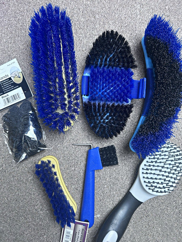 Horse grooming kit brushes - horse,