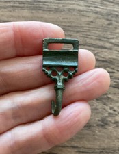 TUDOR PERIOD. 16TH CENTURY. DRESS FASTENER DATING TO THE 1500’S.