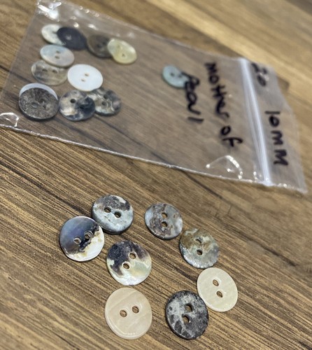 Mother pearl buttons - of,