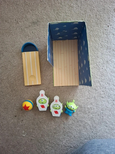Pop mart toy story - story, aliens