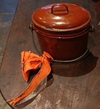 St Servais Belgium Red Enamel