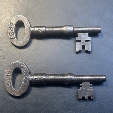 2 x Old Vintage Keys Large