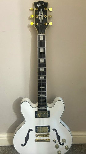 Gibson 335 semi - gibson, semi-hollow