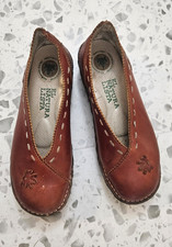 El Naturalista Red Leather