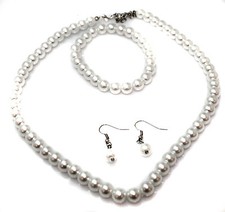 CLASSIC FAUX PEARL NECKLACE
