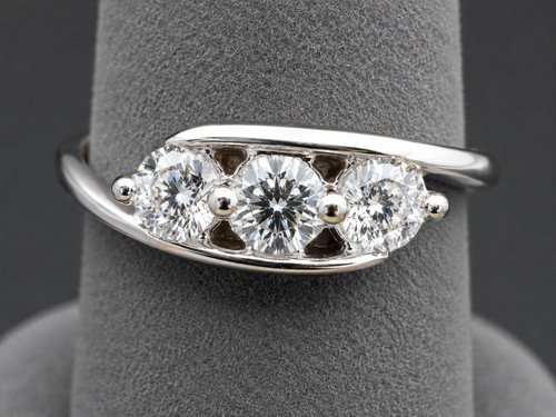 The leo round - the, diamond