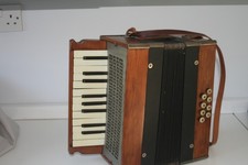 Accordion 8 bass 21 keys