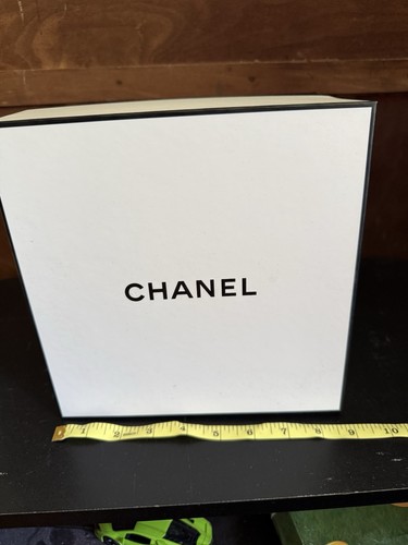 Chanel black white logo - &,