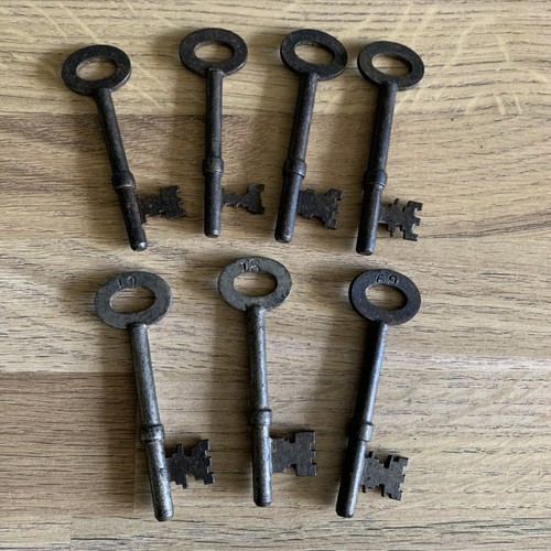 Vintage old keys assorted lot - old,