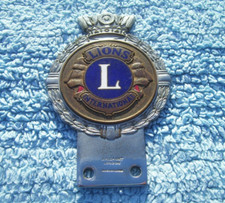 VINTAGE 1960s LIONS CLUB INTERNATIONAL CAR BADGE ~ ORIGINAL AUTO EMBLEM JR GAUNT