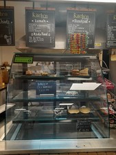 Curved cake cold display - cake,