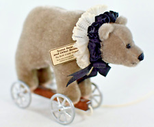 VINTAGE BETH DIANE HOGAN ARTIST MINIATURE PULL ALONG BEAR ON WHEELS 1988