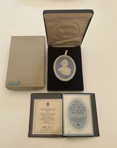 Wedgwood blue jasperware queen - blue,