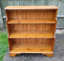Ducal pine bookcase