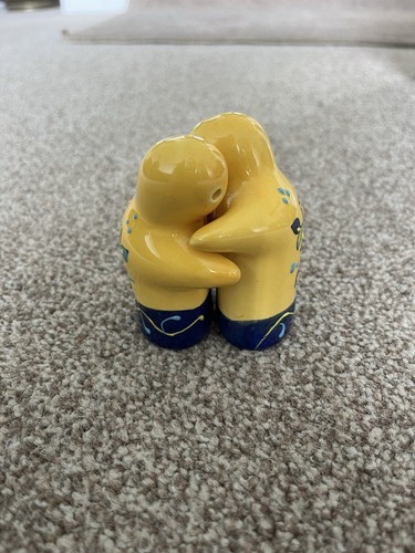 Ceramic hugging salt and - salt,