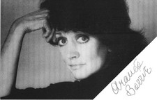 AMANDA BARRIE (CARRY ON FILMS, CORONATION STREET) GENUINE HAND SIGNED B/W PHOTO.