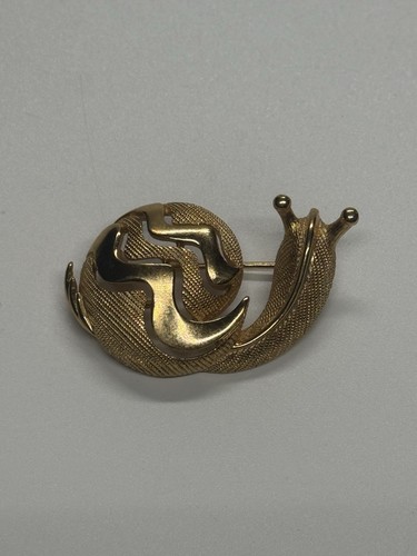 Vintage trifari signed gold - trifari,