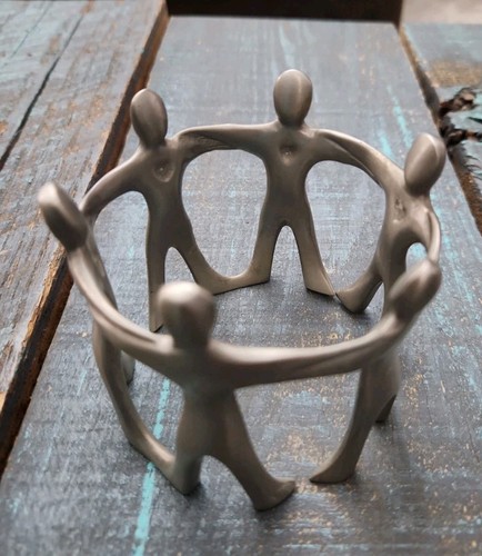 Circle friends metal - of,
