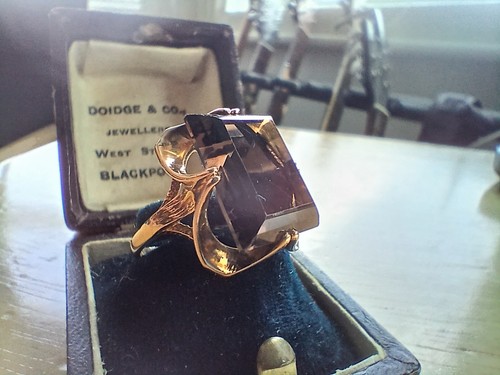 Beautiful 9ct gold ladies - beautiful,