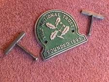 VINTAGE CAR BADGE. ( National