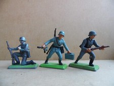 BRITAINS DEETAIL WW2 3GERMAN SOLDIERS 1971 Metal Bases