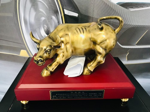 Wall street bull statue - wall,