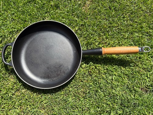 Creuset signature cast iron - le,
