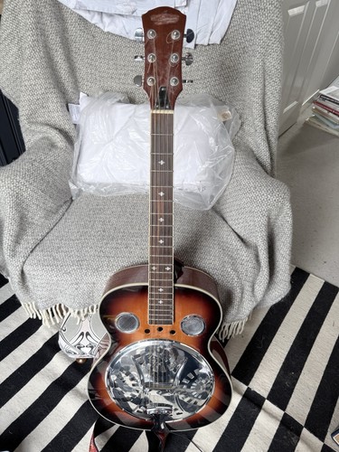 Resonator guitar with - resonator, bar