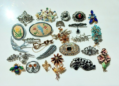 Diamanté brooch lot - diamanté, 25