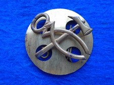 GENUINE BRITISH ARMY ARMOURERS, ARTIFICERS BRASS TRADE ARM BADGE + PLATE & PINS