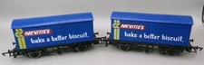 Hornby McVities Closed Vans x 2 R137/R727 boxed OO (#)