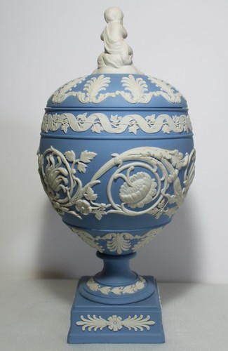 Beautiful wedgwood urn vase - wedgwood,