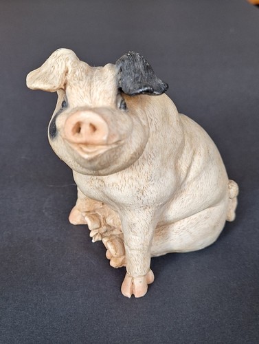 Toni sitting pig resin - l,