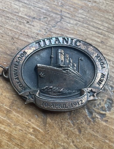 Titanic key ring white - key, star