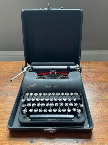 Black vintage smith corona - black,