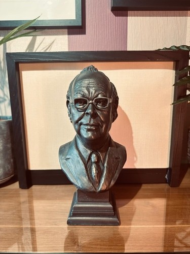 Eric morecombe bronze - bronze, scupture